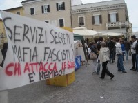 Sit-in in piazza a Senigallia dopo l'attentato di Brindisi