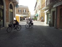 Due ciclisti a spasso nel corso