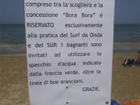 Il tratto di spiaggia di Senigallia diviso tra surfisti e bagnanti
