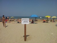 Il tratto di spiaggia di Senigallia diviso tra surfisti e bagnanti