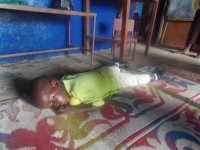 Bambina che dorme nell'asilo a Goderich, in Sierra Leone