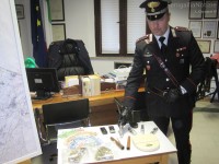 I Carabinieri mostrano stupefacenti, denaro e strumenti sequestrati