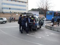 L'incrocio tra via Perilli e viale Bonopera dove è avvenuto l'incidente nella mattina del 16 aprile.Sulla destra l'autobus che ha investito il pedone