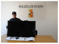La Polizia di Senigallia con il televisore sequestrato