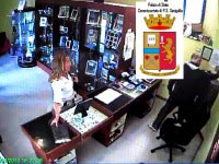 Tentato furto in gioielleria: la donna prende un rotolo di preziosi