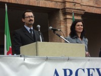 Mauro Pierfederici introduce Luara Boldrini, intervenuta a Arcevia per la commemorazione dell'eccidio di Monte S. Angelo
