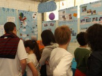 Visitatori alla mostra degli alunni dell'Istituto Comprensivo di Corinaldo sugli elementi naturali a fosforo, la festa della scienza