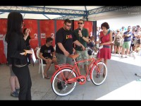 La bicicletta di Ignazio Marino per l'asta di Libera al CaterRaduno 2013 sulla spiaggia di Senigallia