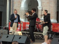Massimo Cirri e Filippo Solibello col sindaco Maurizio Mangialardi sul palco