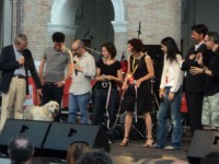 Lo staff del CaterRaduno e le due "mascotte" canine sul palco di Piazza Roma