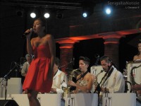 Si alternano i cantanti sul palco del Foro Annonario per il Summer Jamboree