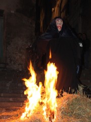 Il rogo della strega a Corinaldo per la festa di Halloween