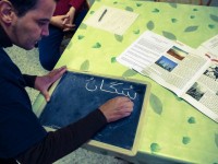 Mohamed Belbaji scrive in arabo alla lavagnetta