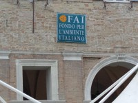 Logo del FAI  (Fondo Ambiente Italiano) appeso durante le giornate FAI di primavera 2014 a Senigallia
