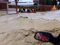 I Vigili del fuoco alle prese con l'alluvione a Senigallia