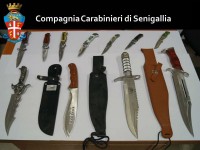 Coltelli e pugnali sequestrati dai Carabinieri