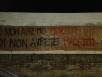 Le scritte apparse sui muri di Senigallia