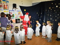 Babbo Natale alla scuola dell'infanzia di Borgo Bicchia con i ragazzi della curva nord Ancona