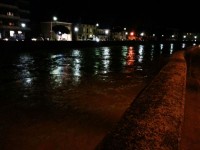 Il fiume Misa in centro storico nella serata del 27 marzo