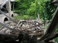 Rifiuti di ogni genere, pannelli e lastroni in eternit abbandonati sul suolo a Senigallia