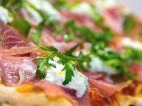 La farcitura della pizza alla pala della pizzeria Aculmò di Senigallia