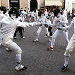 Gli schermidori di Senigallia in piazza Roma per il fencing mob 2015
