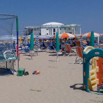Attrezzature balneari e giochi per bimbi sulla spiaggia di Senigallia