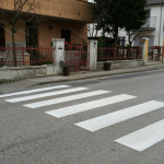 L'attraversamento sulle strisce pedonali lungo lo Stradone Misa a Senigallia