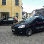 Carabinieri e Polizia sul luogo della rapina alla gioielleria di via Carducci, a Senigallia