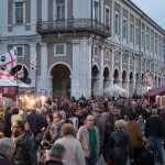 Stand e persone in strada per il mercato europeo ambulante a Senigallia