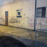 Le scritte vandaliche che deturpano i muri del Foro annonario e della caserma della Guardia di Finanza di Senigallia