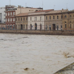 Il fiume Misa pieno di acqua e fango dopo alcune ore di pioggia