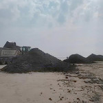 Operazioni di pulizia della spiaggia di velluto di Senigallia da rifiuti e detriti