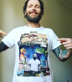 Jovanotti indossa la t-shirt disegnata da Giacomo Giovannetti