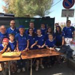I ragazzi della pulizia ai tavoli della Sagra del Pesce a Cesano di Senigallia