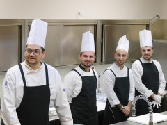 Walter Borsini (a sinistra) e staff di cucina del ristorante Fortino Napoleonico di Portonovo di Ancona