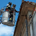 crolla il tetto di un edificio in disuso in centro a Senigallia