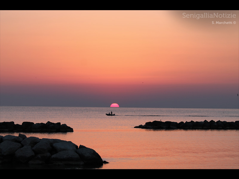 16/01/2014 - I colori dell'alba si riflettono sulle acque del mare