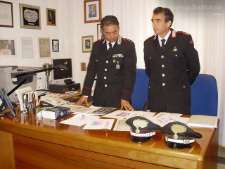 Il Capitano dei Carabinieri Roberto Cardinali e il Luogotenente Fiorello Rossi illustrano i risultati di un blitz anti sfruttamento della prostituzione
