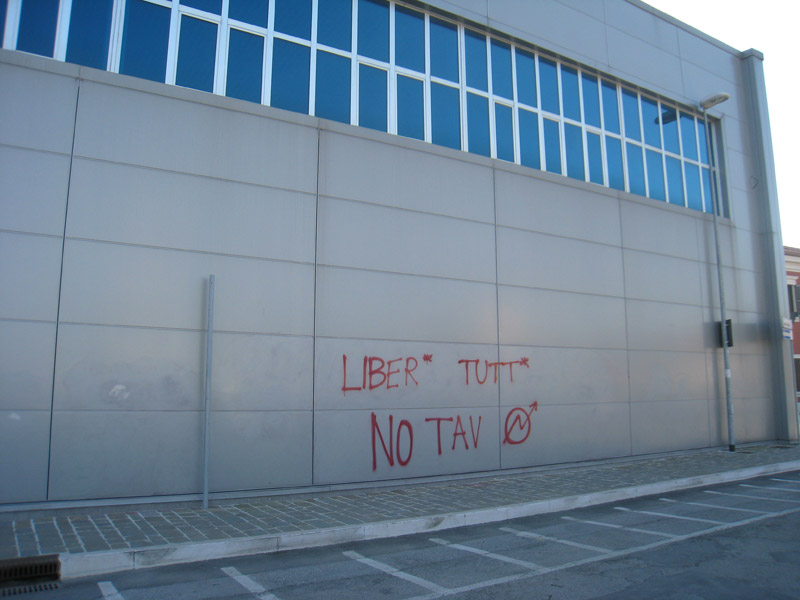Scritte a Senigallia in solidarietà agli arresti in Val di Susa