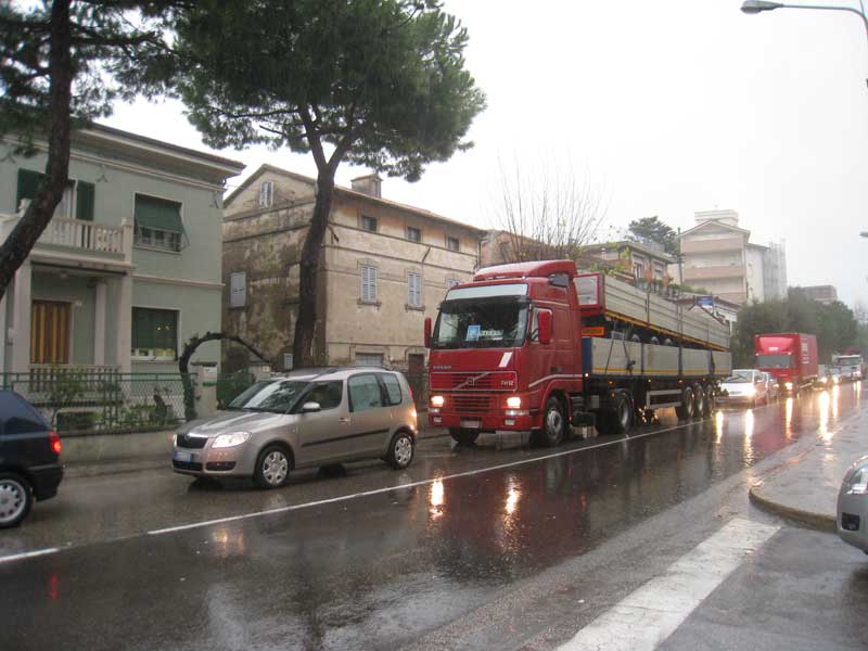 Traffico intasato a Senigallia per via della pioggia