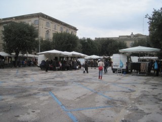 Ampi spazi vuoti in piazza Garibaldi a Senigallia per il mercato del 2 febbraio