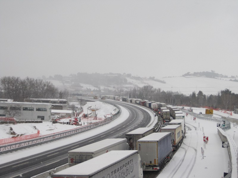 L'autostrada A-14 paralizzata dalla neve vicino al casello di Senigallia