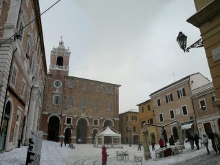 Neve in Piazza Roma a Senigallia. Foto di Paolo Formiconi