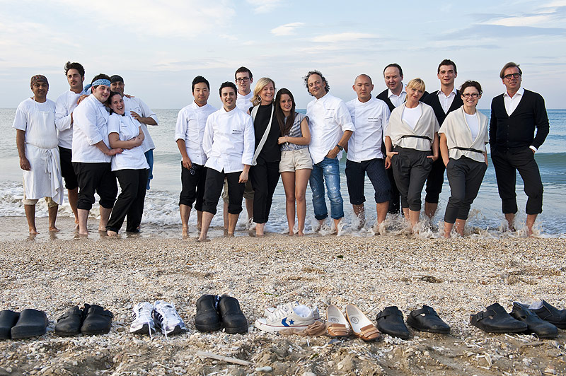 Moreno Cedroni con la famiglia e lo staff della Madonnina del Pescatore sulla spiaggia di Marzocca
