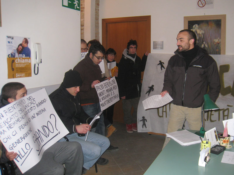 Blitz di "Precari United" negli uffici dei servizi sociali di Senigallia