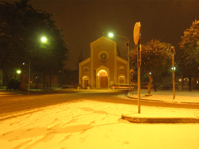 La neve nel piazzale davanti la chiesa del Portone di Senigallia