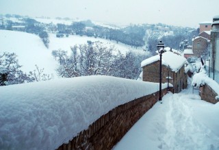 Neve in una frazione di Serra de' Conti