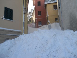 Vie e case di Arcevia sepolte dalla neve - foto di S.Aguzzi