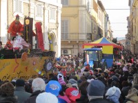 Sfilata dei carri di Carnevale per le vie del centro di Senigallia